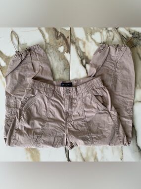 Aeropostale Utility Cargo Capris With Drawstring ankles in Taupe/Mauve (Size XS)